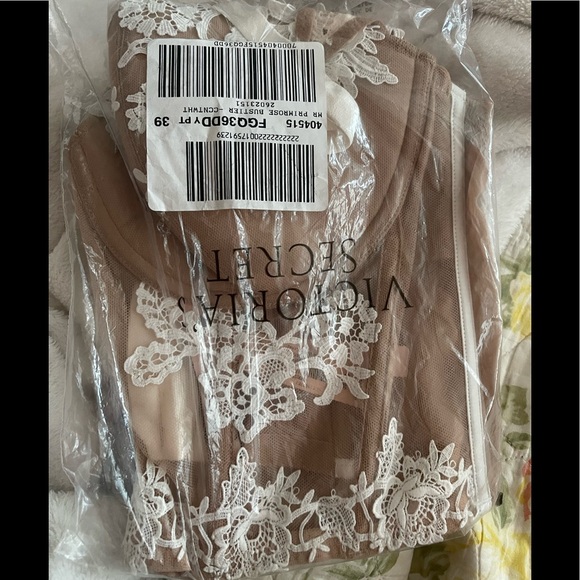 Victoria’s Secret Lightly-Lined Long Line Bustier The colour is coconut white - Picture 7 of 7